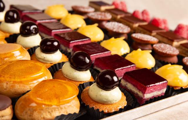 Plateau Petit Four Salé Sucré à Paris · La Maison du Petit-Four 